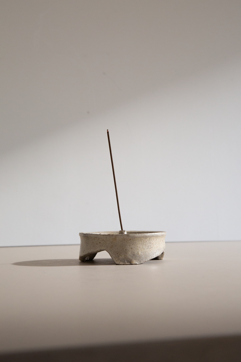 Cúze Incense Holder, White